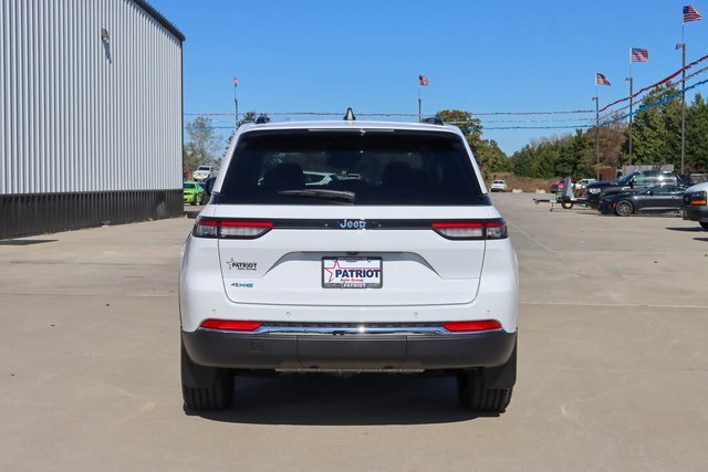 2024 Jeep Cherokee Base photo 4
