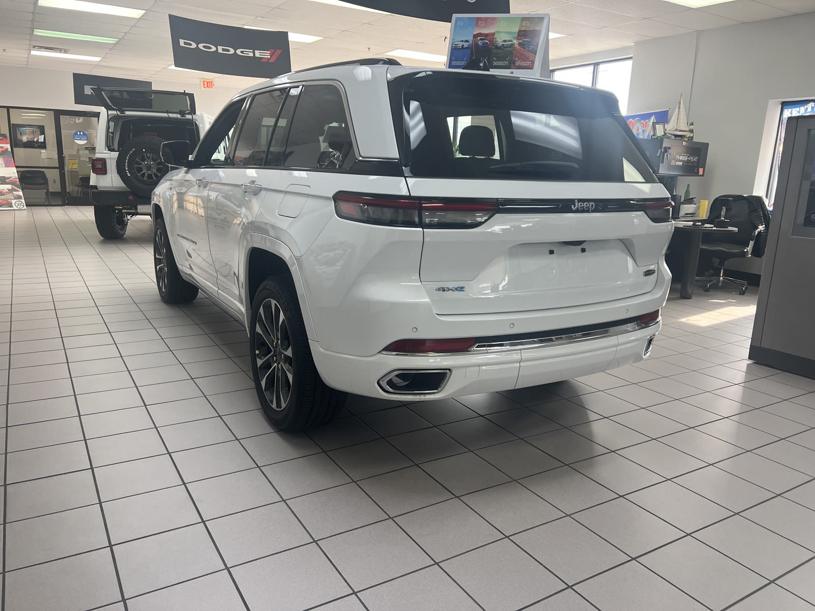 2023 Jeep Cherokee Overland photo 2