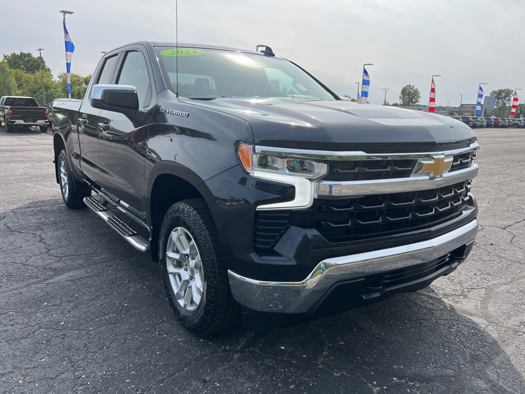 2023 Chevrolet Silverado 1500 LT photo 2