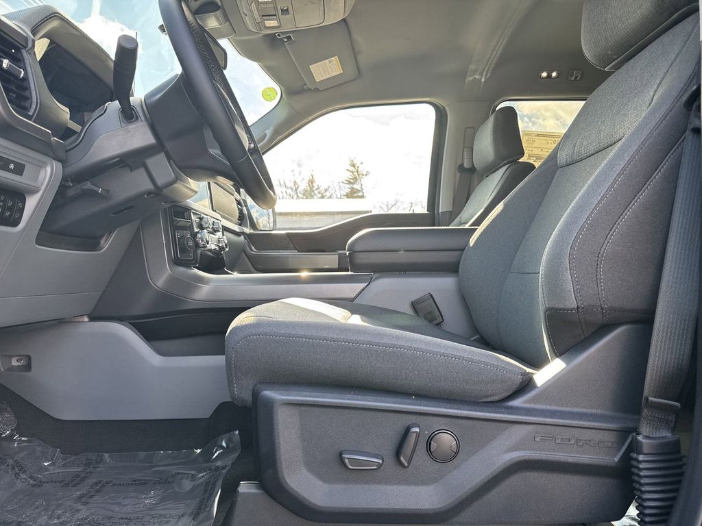 2025 Ford F-150 XLT photo 19