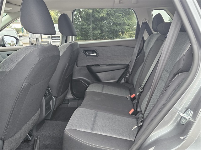 2023 Nissan Rogue SV photo 3