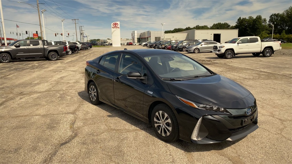 2021 Toyota Prius Prime LE photo 2