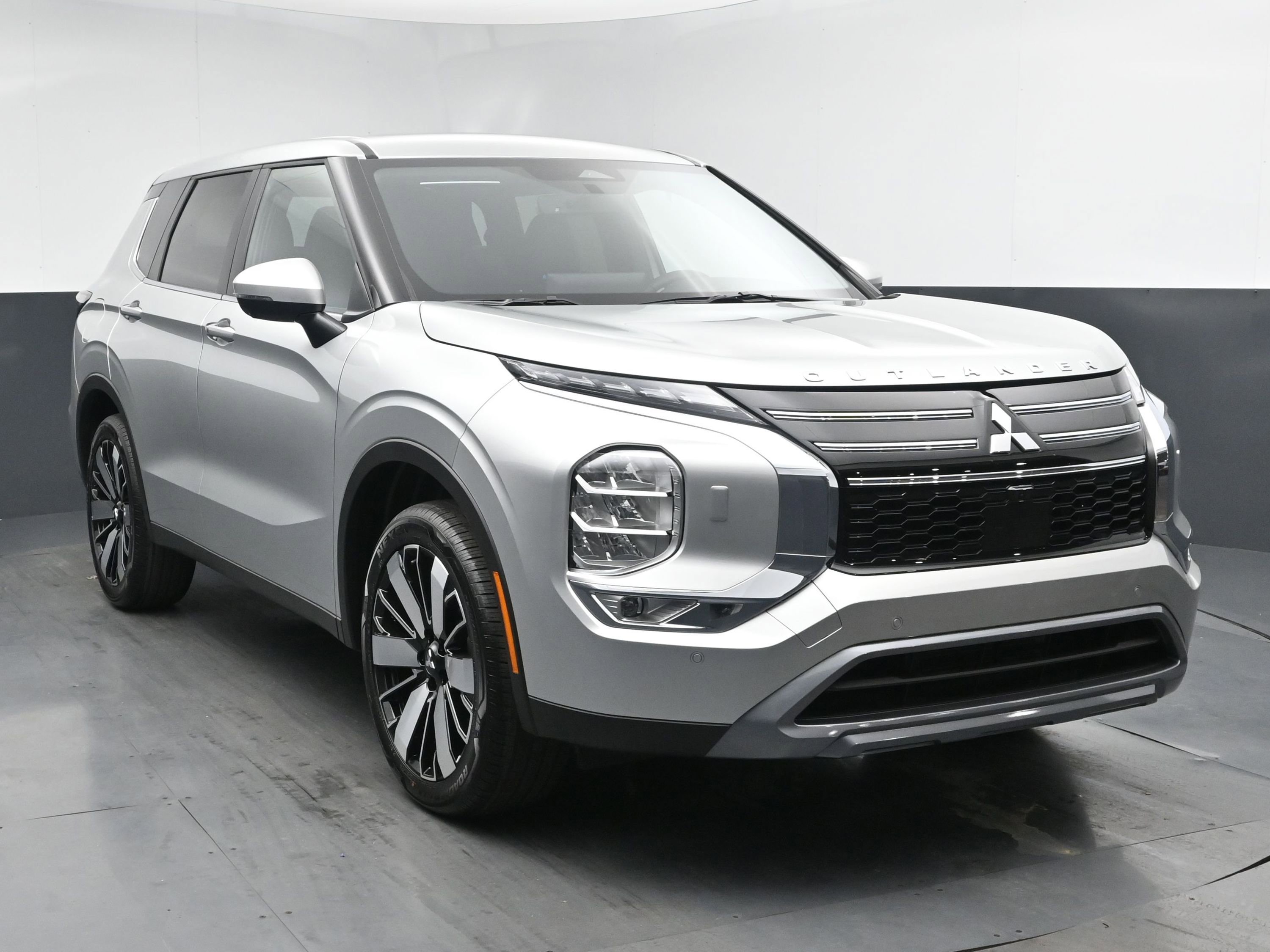 2025 Mitsubishi Outlander SE photo 2