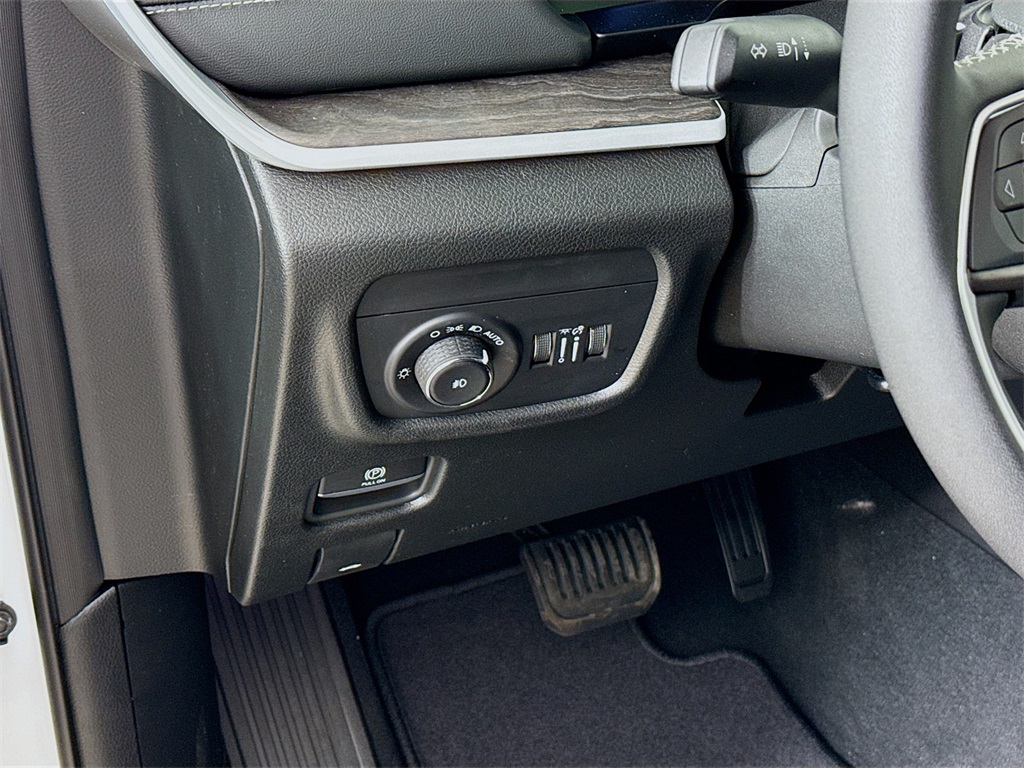 2025 Jeep Grand Cherokee Limited photo 10