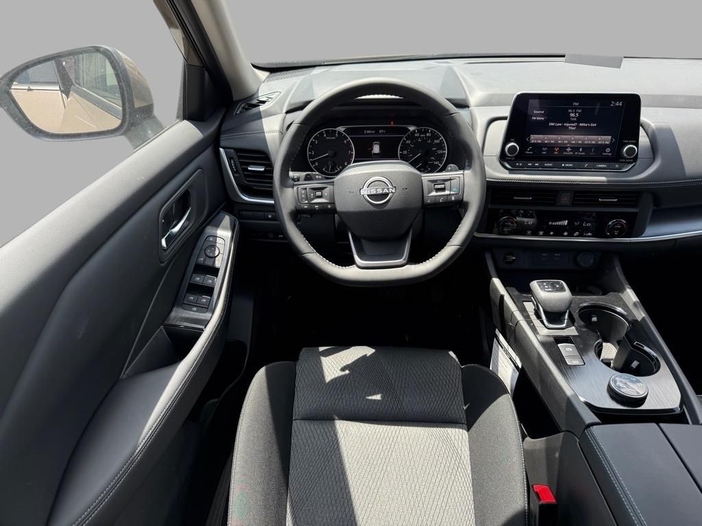 2025 Nissan Rogue SV photo 2