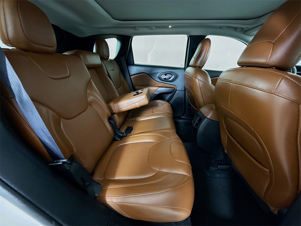2019 Jeep Cherokee Overland photo 26