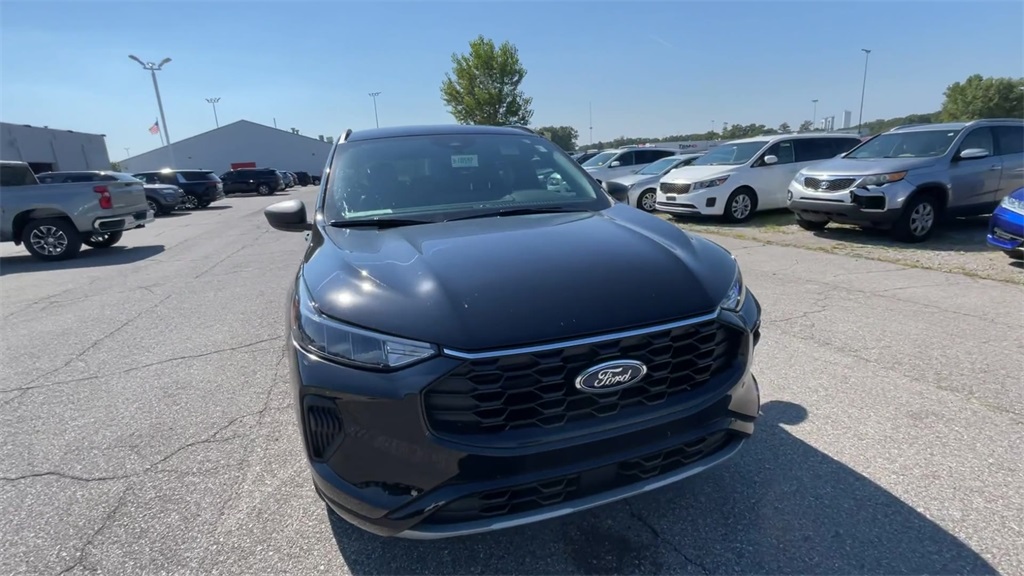 2024 Ford Escape ST-Line photo 2