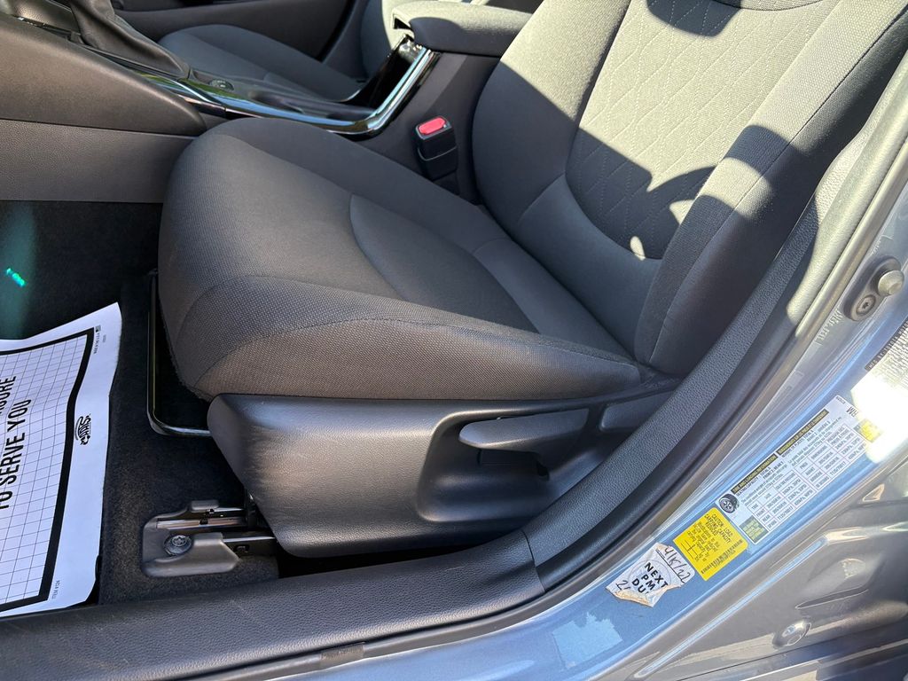2021 Toyota Corolla LE photo 14