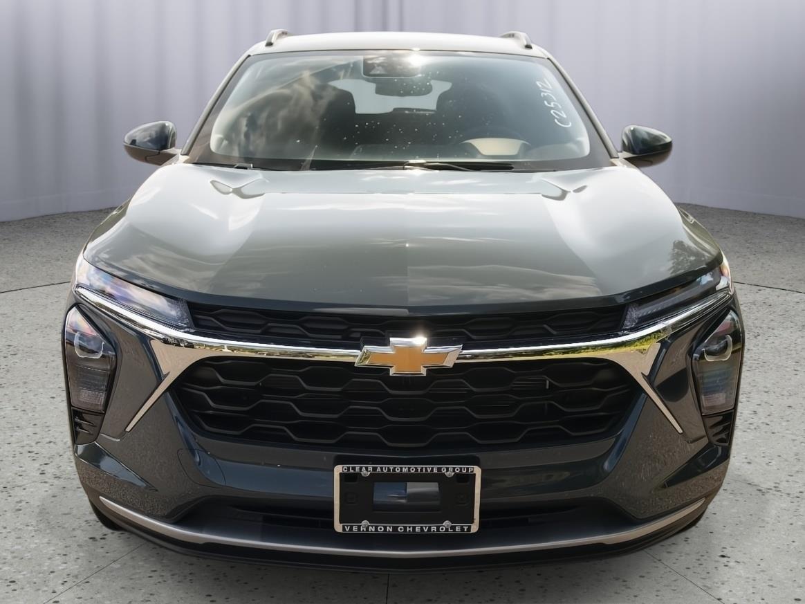 2025 Chevrolet Trax LT photo 2