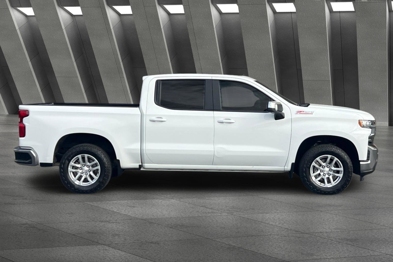 2020 Chevrolet Silverado 1500 LT photo 2