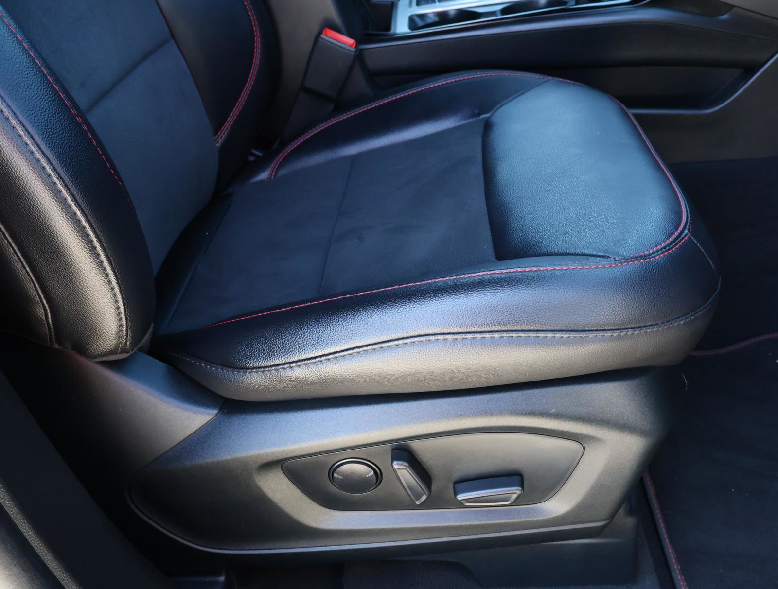 2023 Ford Explorer ST-Line photo 19