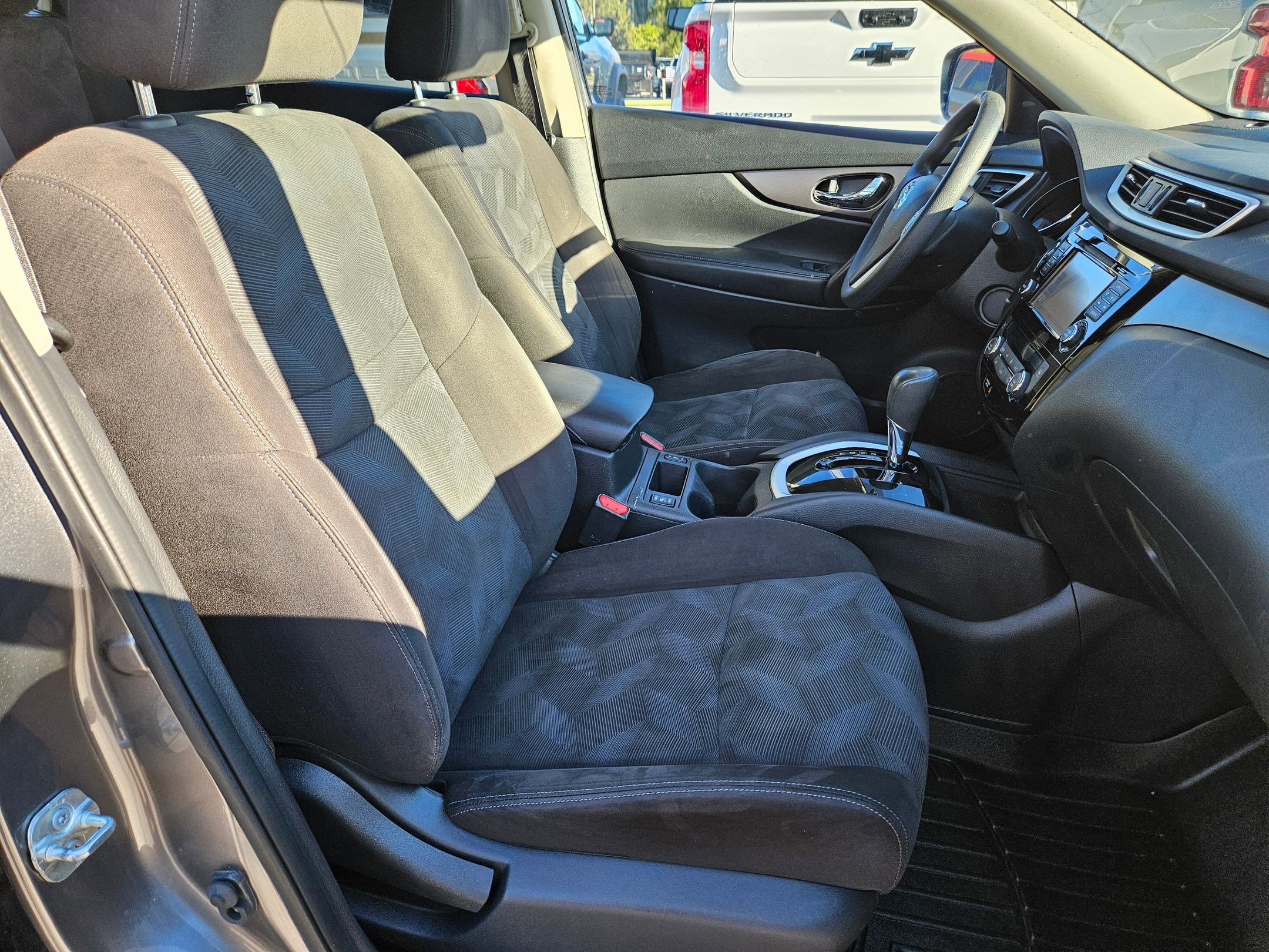 2015 Nissan Rogue SV photo 31