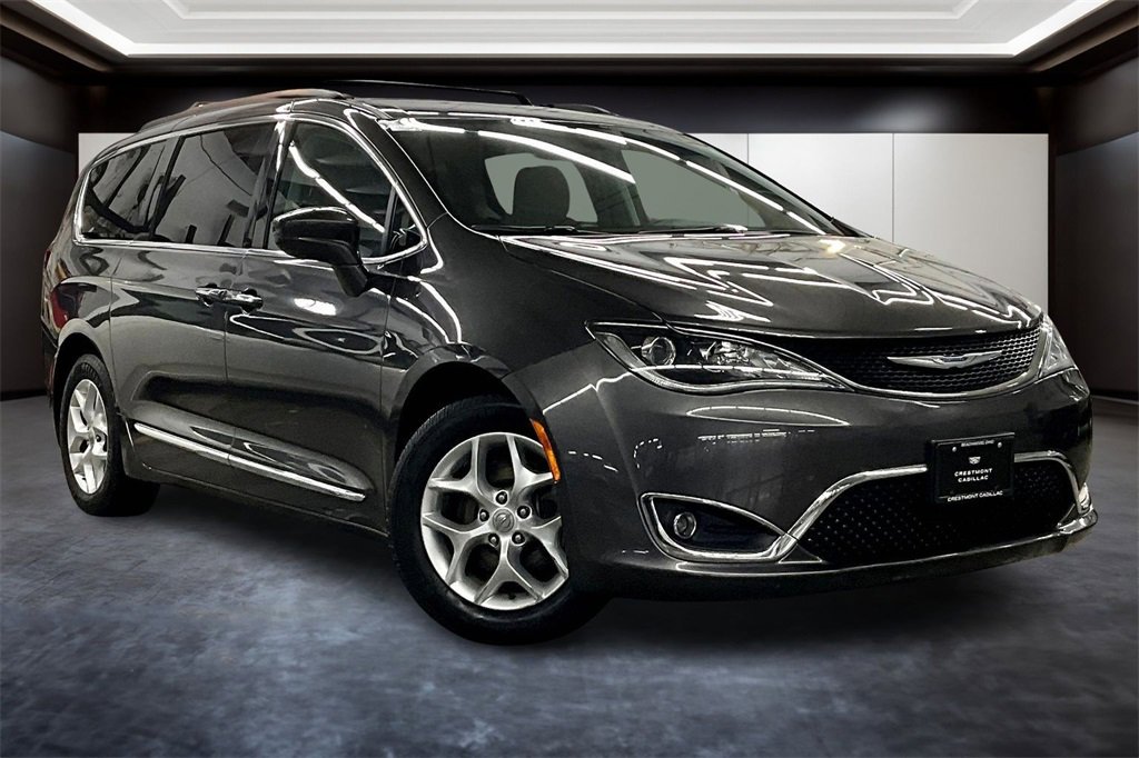 2017 Chrysler Pacifica Touring-L's photo
