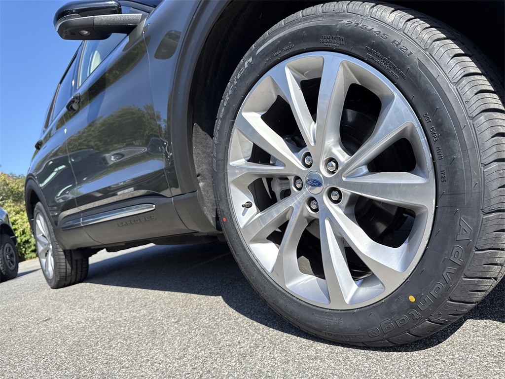 2025 Ford Explorer ST-Line photo 8