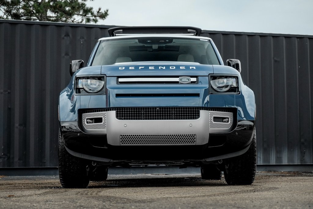 2025 Land Rover Defender 110 S photo 5
