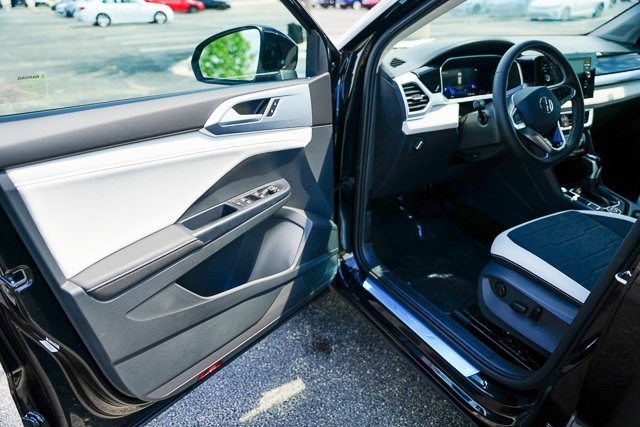 2025 Volkswagen Taos SE photo 3