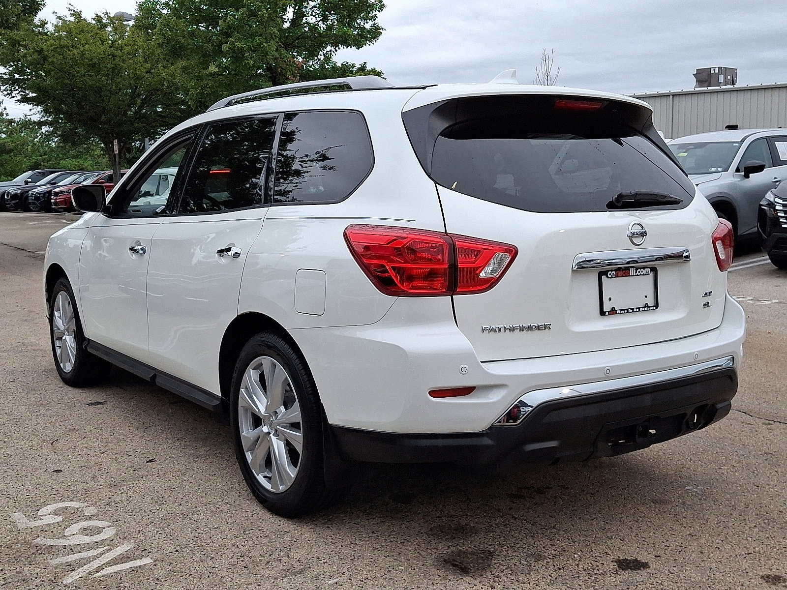 2019 Nissan Pathfinder SL photo 3