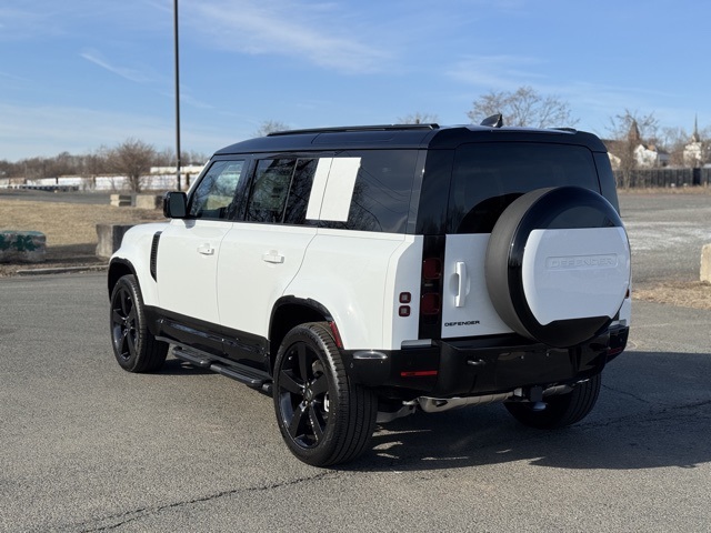 2025 Land Rover Defender 110 X-Dynamic SE photo 3