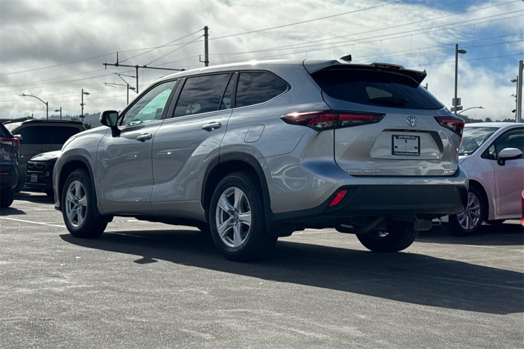 2024 Toyota Highlander LE photo 4