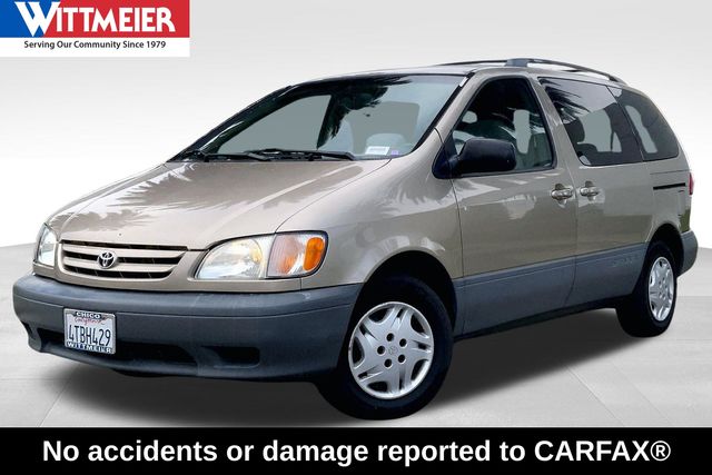 2001 Toyota Sienna LE's photo