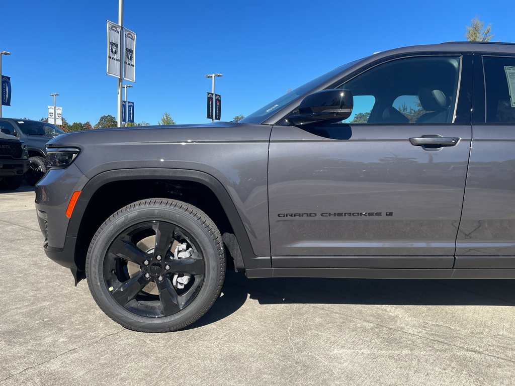 2025 Jeep Grand Cherokee Limited photo 3