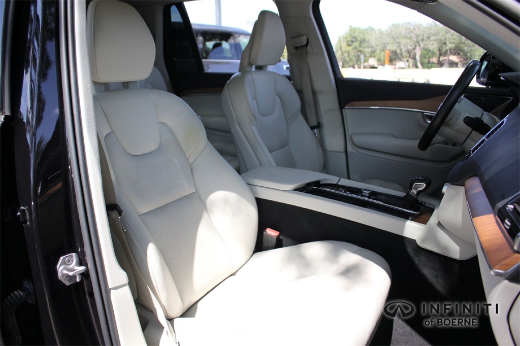 2022 Volvo XC90 Momentum photo 16