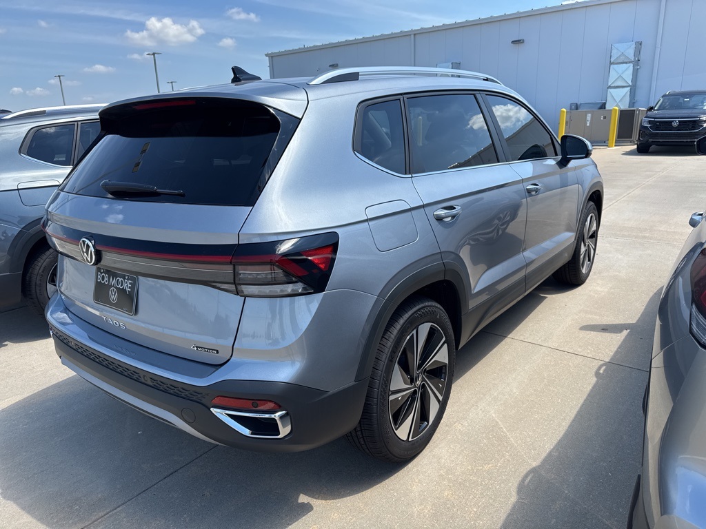2025 Volkswagen Taos SE photo 3