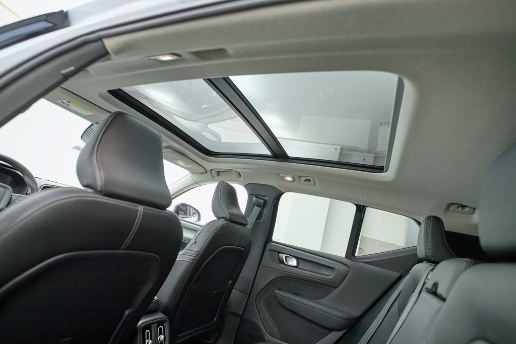 2026 VOLVO XC40 - Image 17