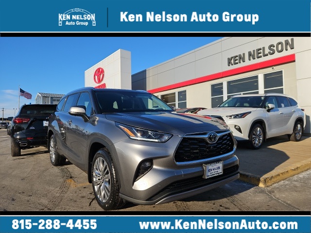 2026 Toyota Highlander Platinum's photo