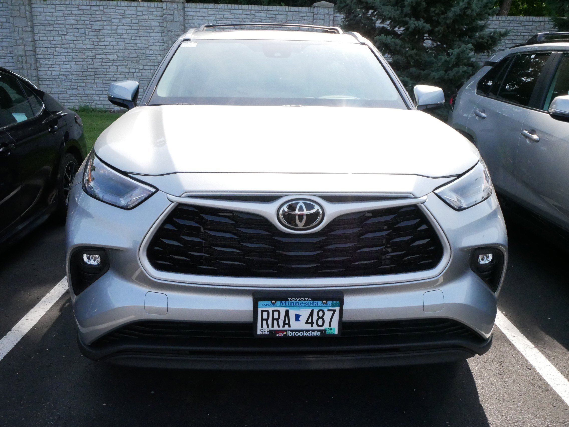 Used 2024 Toyota Highlander XLE with VIN 5TDKDRBHXRS574961 for sale in Brooklyn Center, Minnesota