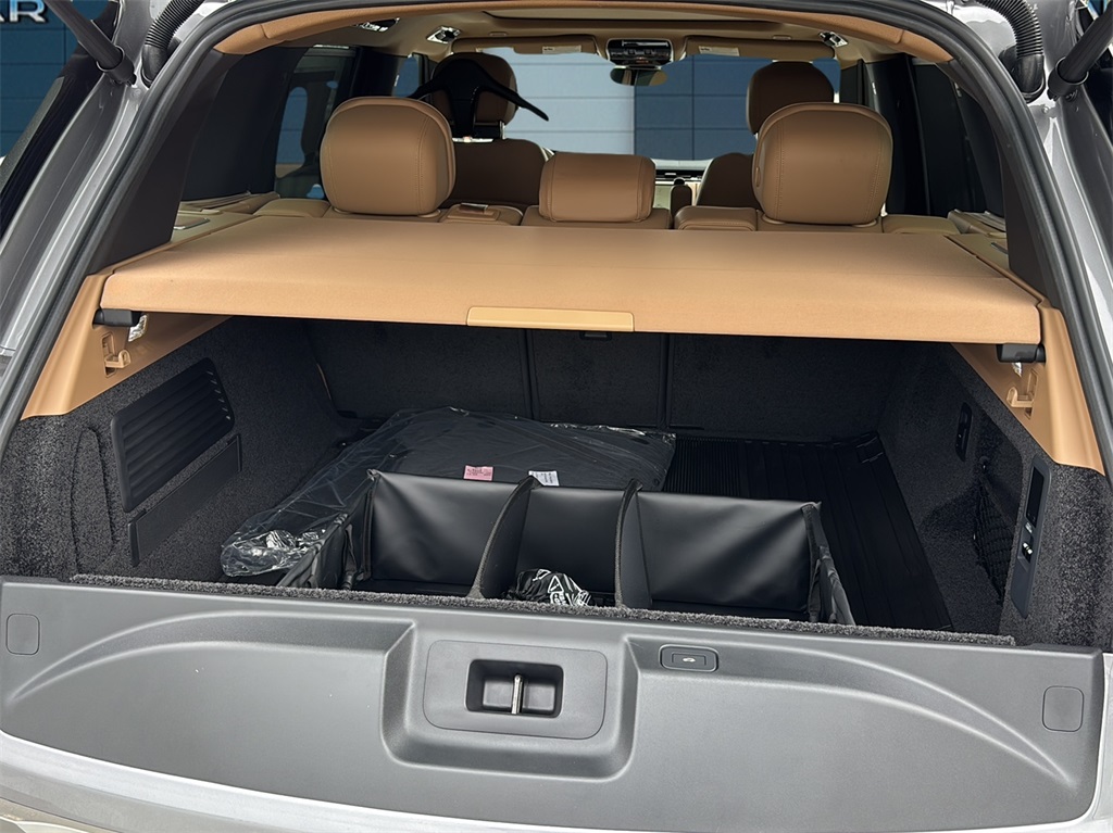 2025 Land Rover Range Rover SE photo 9