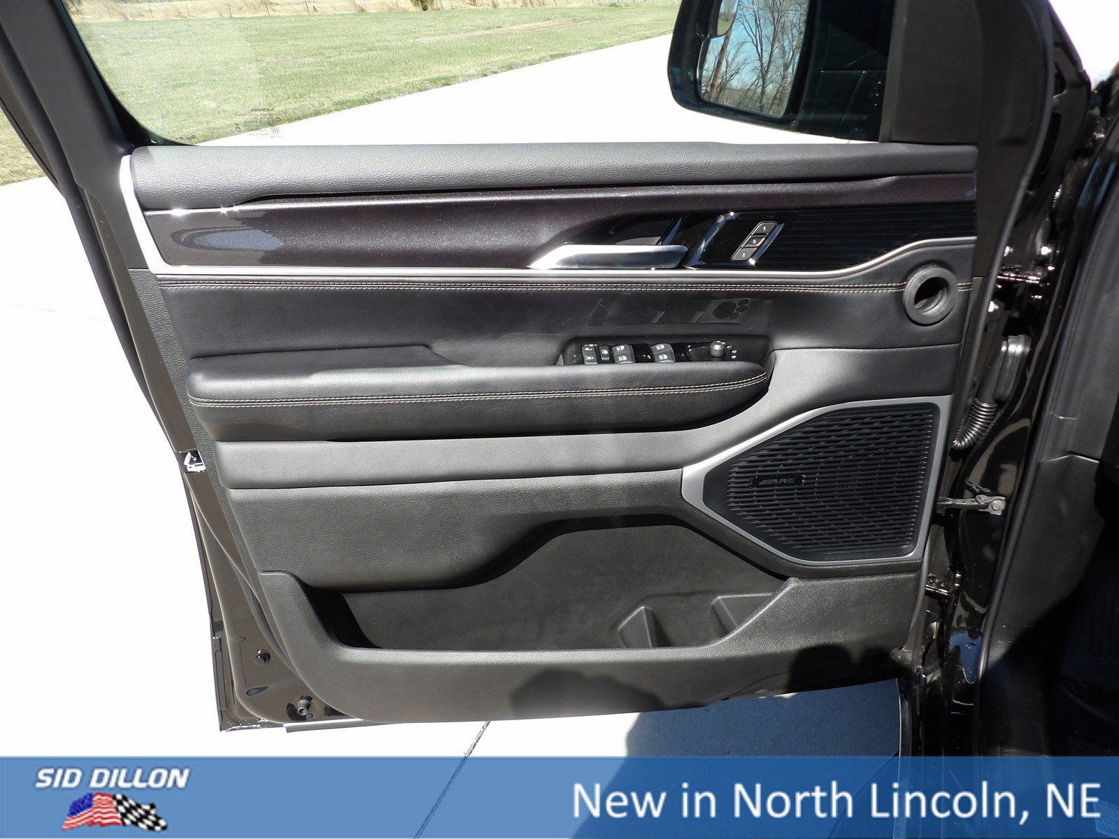 2024 Jeep Wagoneer L Series I photo 13