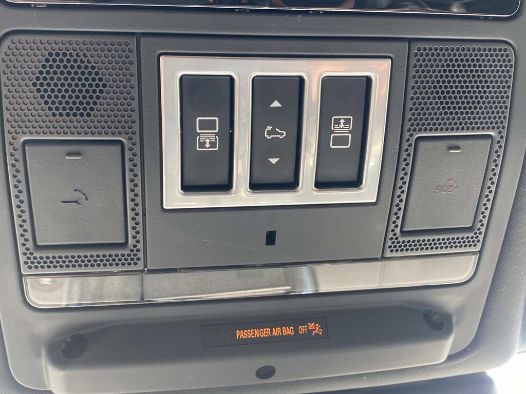 2023 Land Rover Discovery S R-Dynamic photo 23