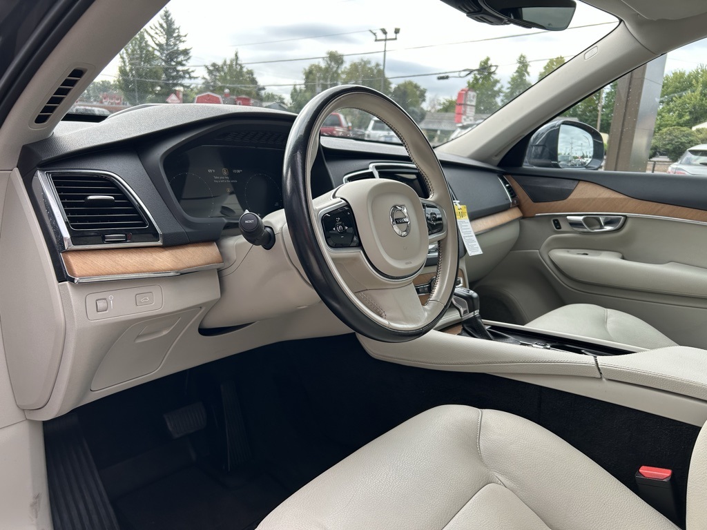 2021 Volvo XC90 T5 Momentum photo 9