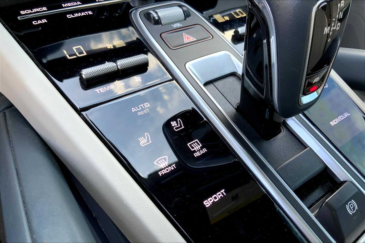2022 Porsche Cayenne Base photo 31