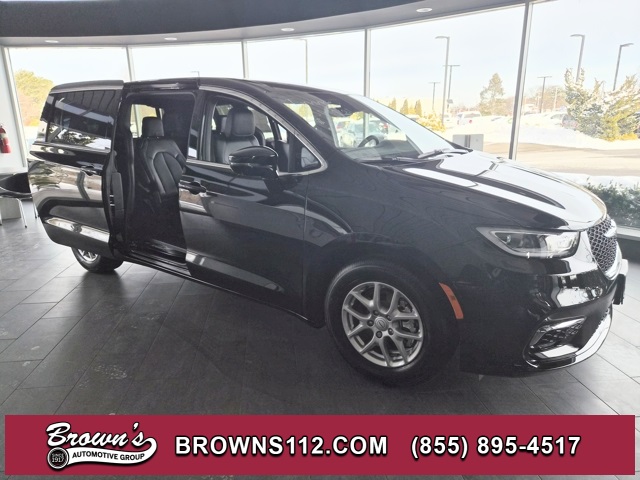 2021 Chrysler Pacifica Touring L's photo