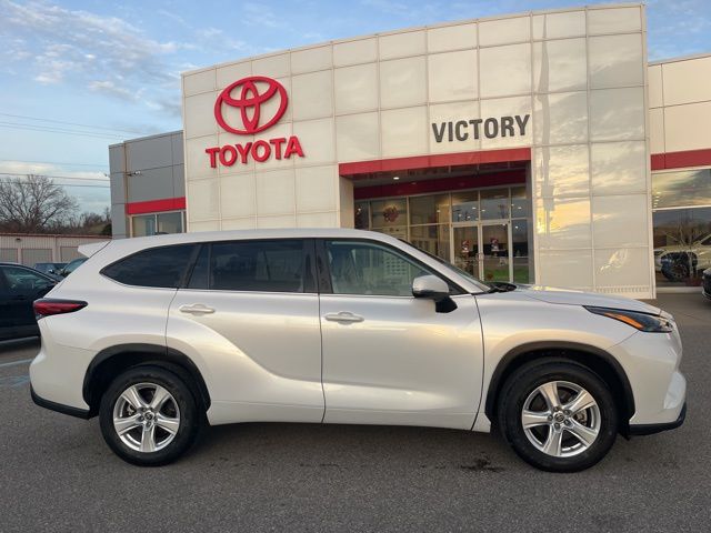 2023 Toyota Highlander L photo 3
