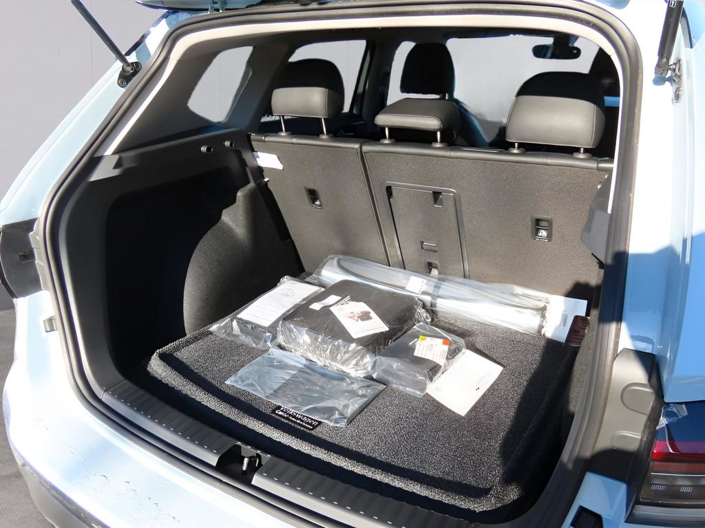 2025 Volkswagen Taos SE photo 17