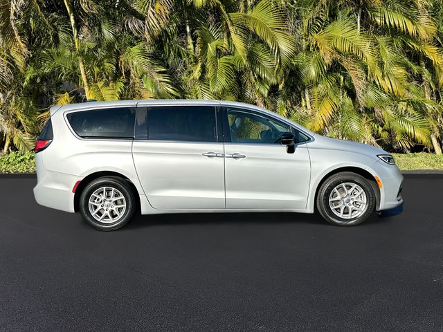 2024 Chrysler Pacifica Touring L photo 2