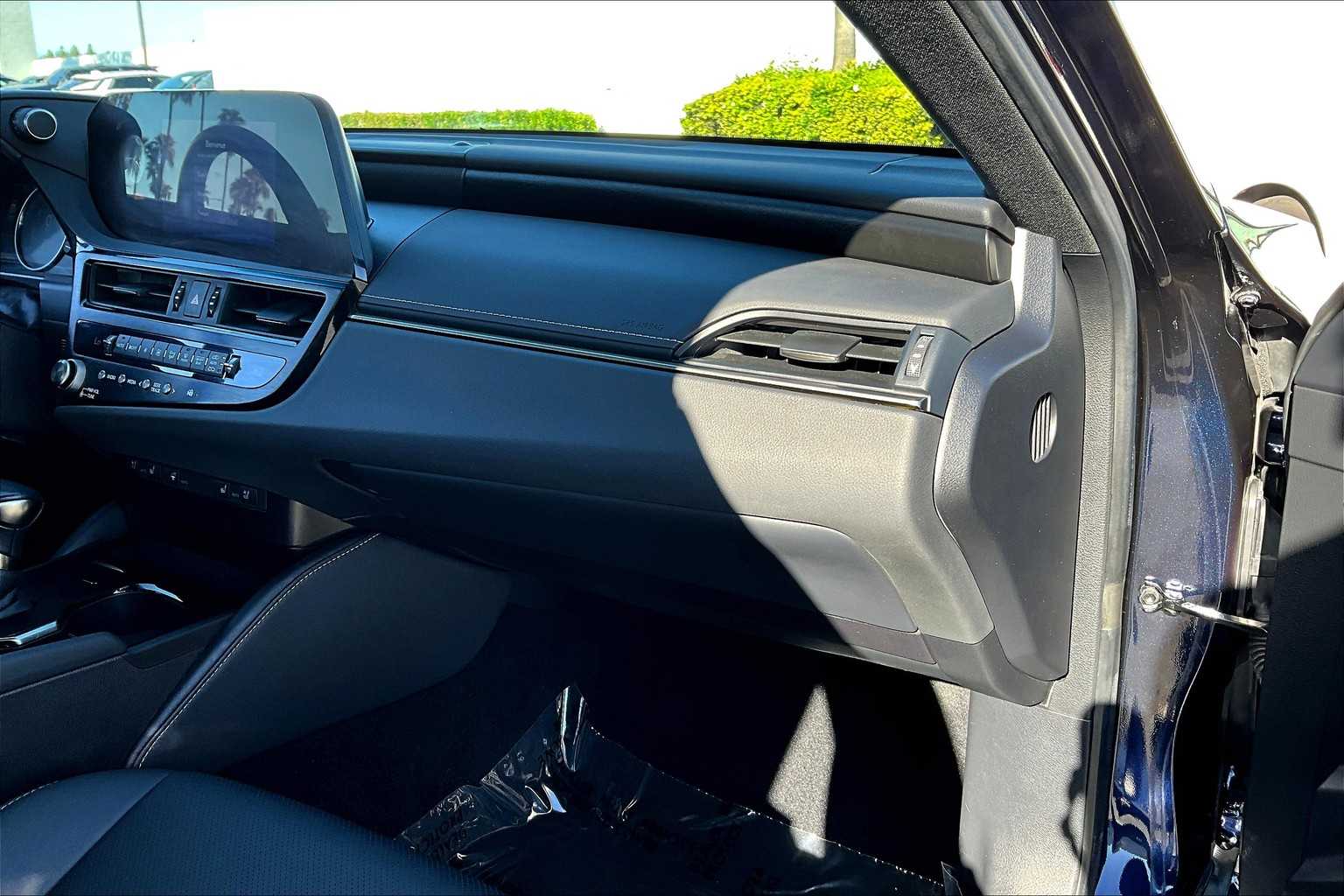 2023 Lexus ES 300h photo 14