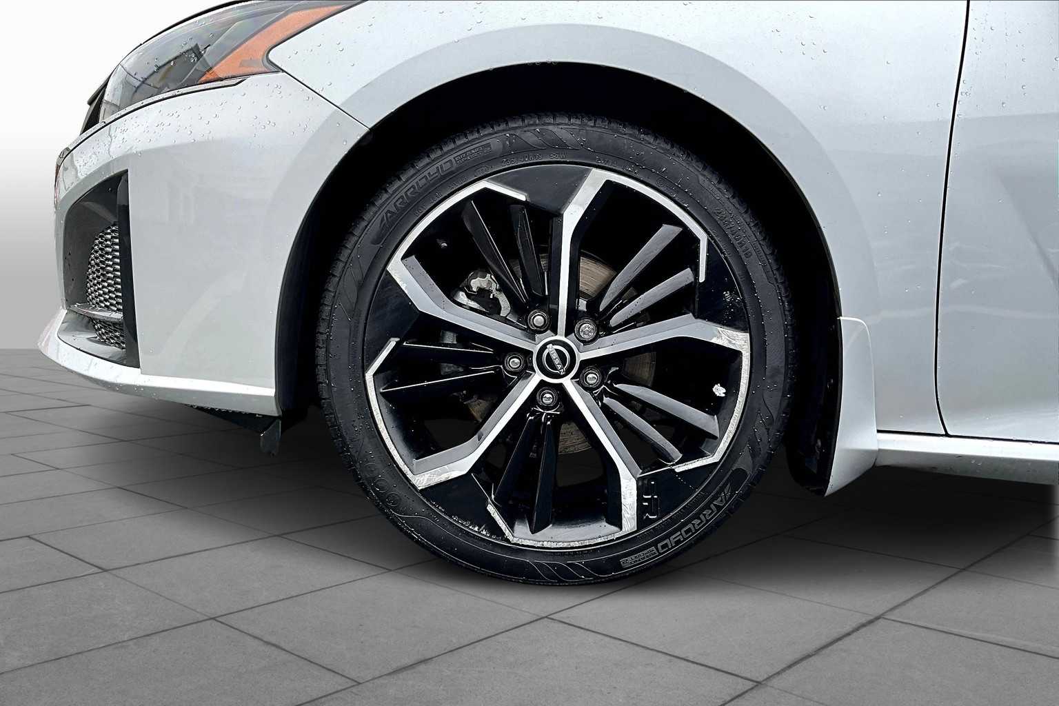 2023 Nissan Altima 2.5 SR photo 10