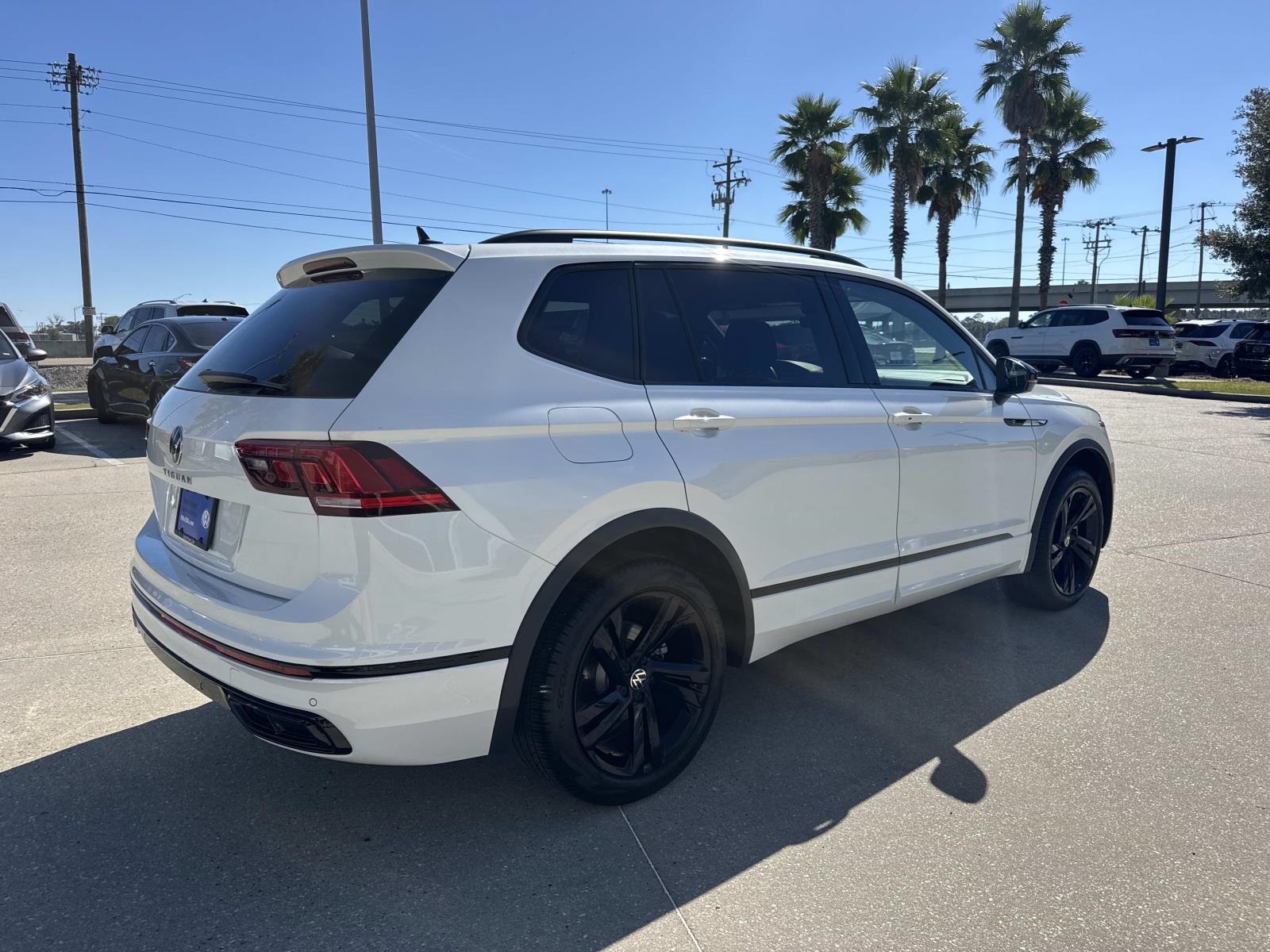 2024 Volkswagen Tiguan SE R-Line Black photo 3