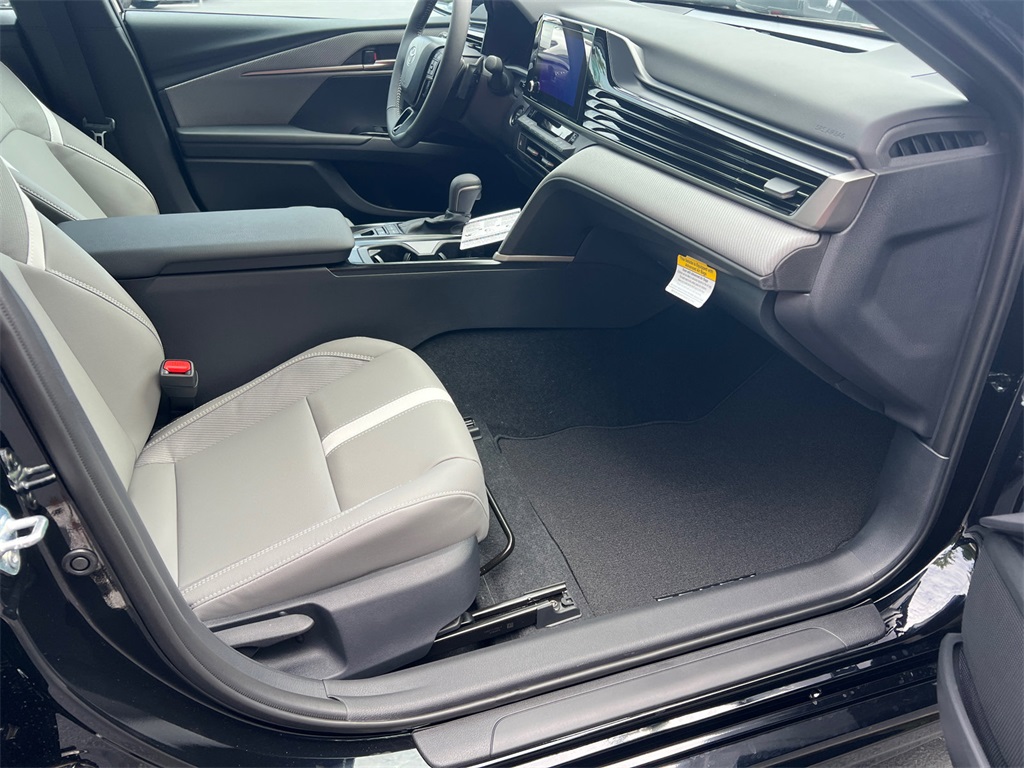 2025 Toyota Camry SE photo 13
