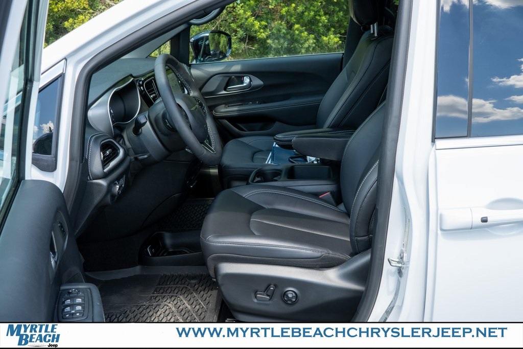 2025 Chrysler Pacifica photo 18
