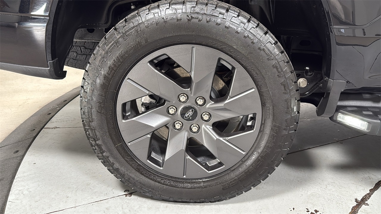 2023 Ford F-150 Lightning Lariat photo 20