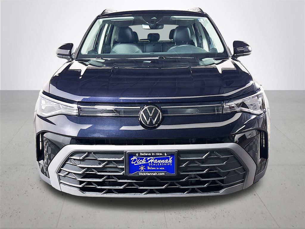 2025 Volkswagen Taos SE photo 3