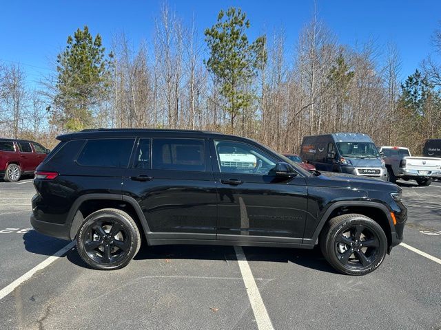 2025 Jeep Grand Cherokee Altitude photo 3