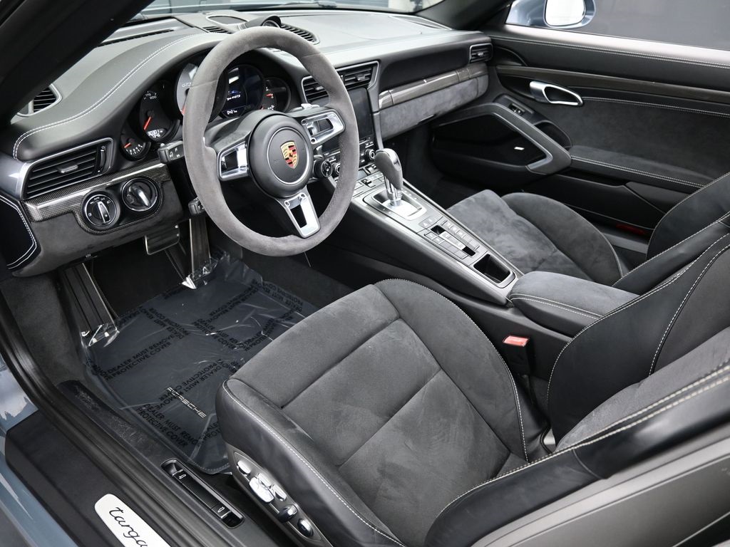 2018 Porsche 911 Targa 4 GTS photo 3