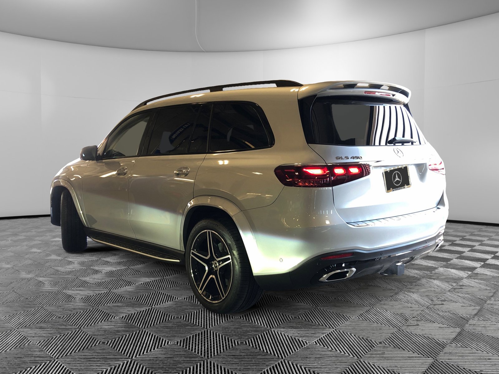 2025 Mercedes Benz GLS 450 4MATIC photo 2