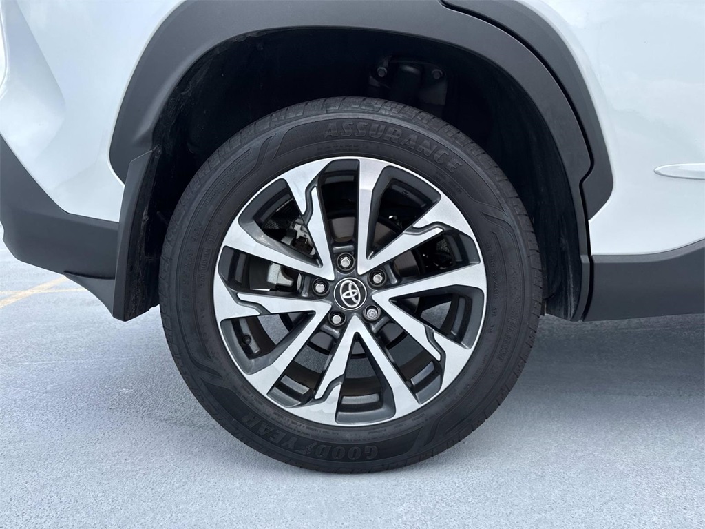 2024 Toyota Corolla Cross XLE photo 6